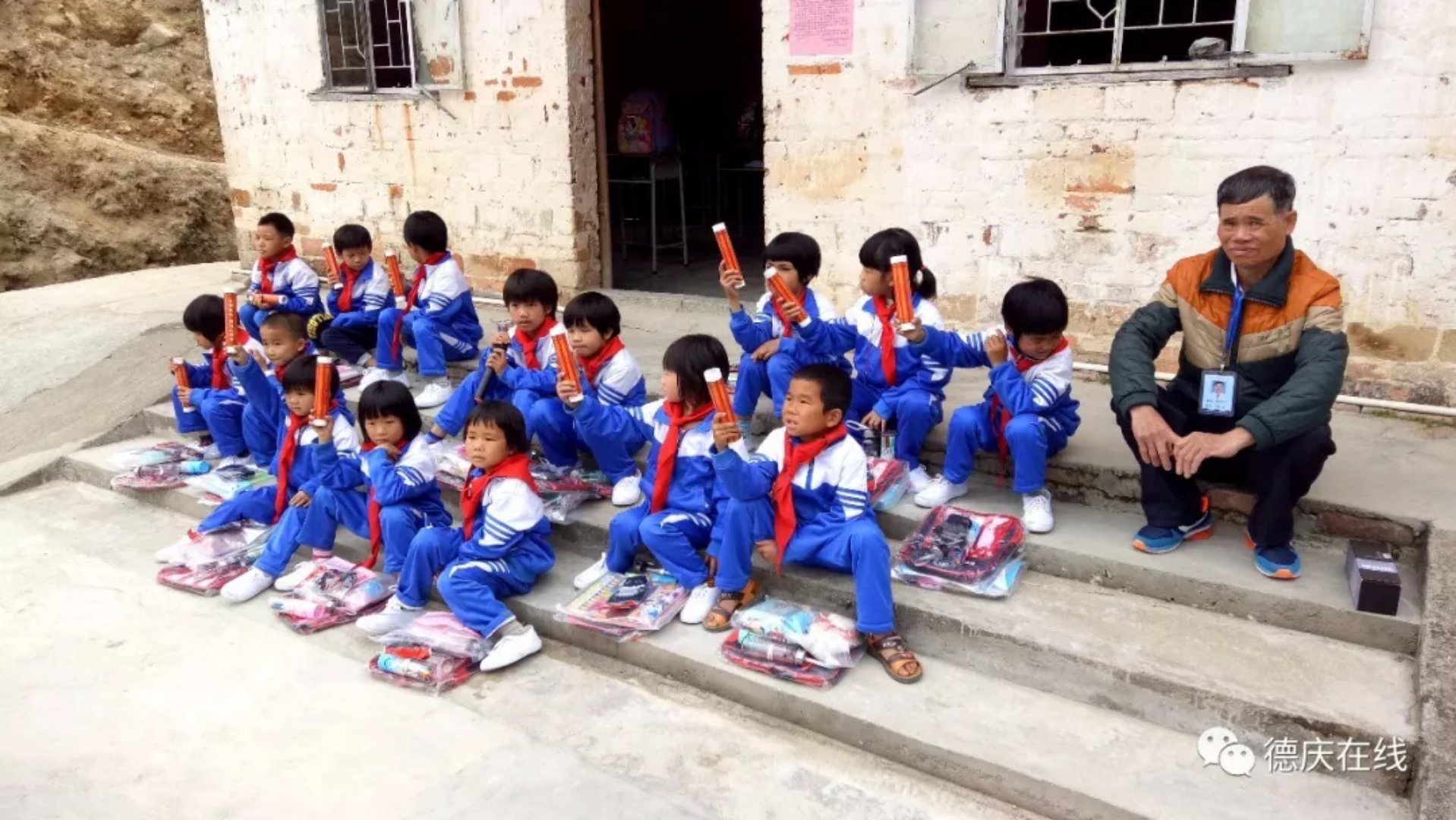 关注留守儿童 关爱贫困家庭